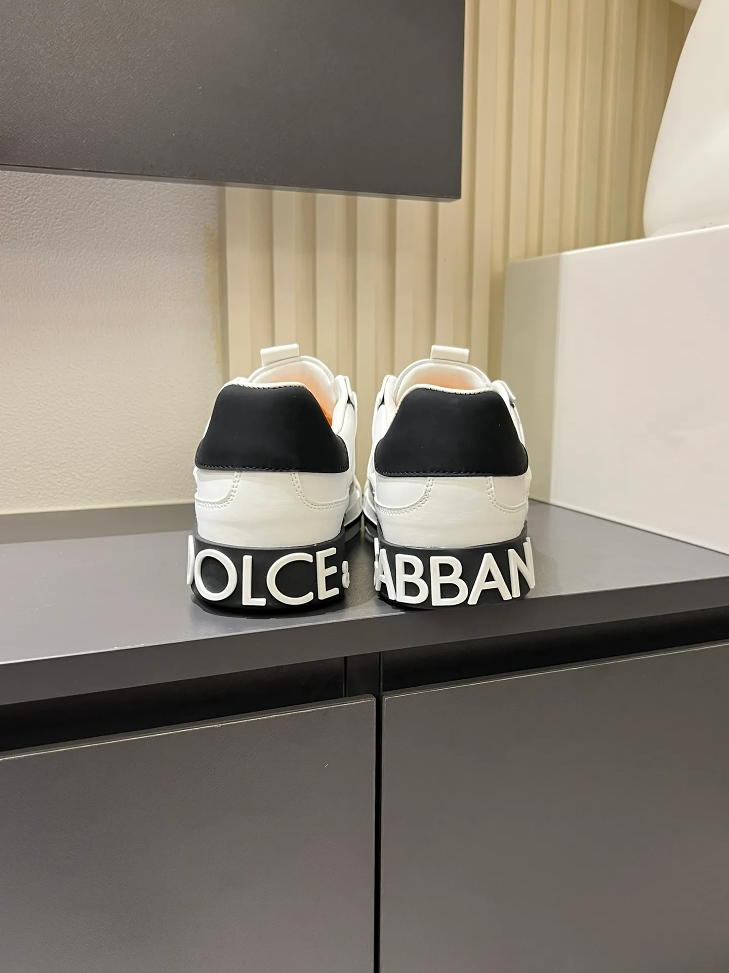 p480 Original order Couple model DG's new Custom 2.Zero sneakers combine the characteristic elements of the brand's two classic series, combining the simple and elegant silhouette of Portofino with the urban and capable attitude of Miami. Calfskin upper with contrasting details, micro-injection rubber logo on the side, laminated Dauphine leather heel, sheepskin lining, original outsole Size: Women's 35-40 (34, 41 can be ordered), Men's 38-44 (45, 46 can be customized)